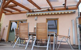 Romantische Ferienwohnung mit fantastischem Ausblick, Pool und Gartensauna